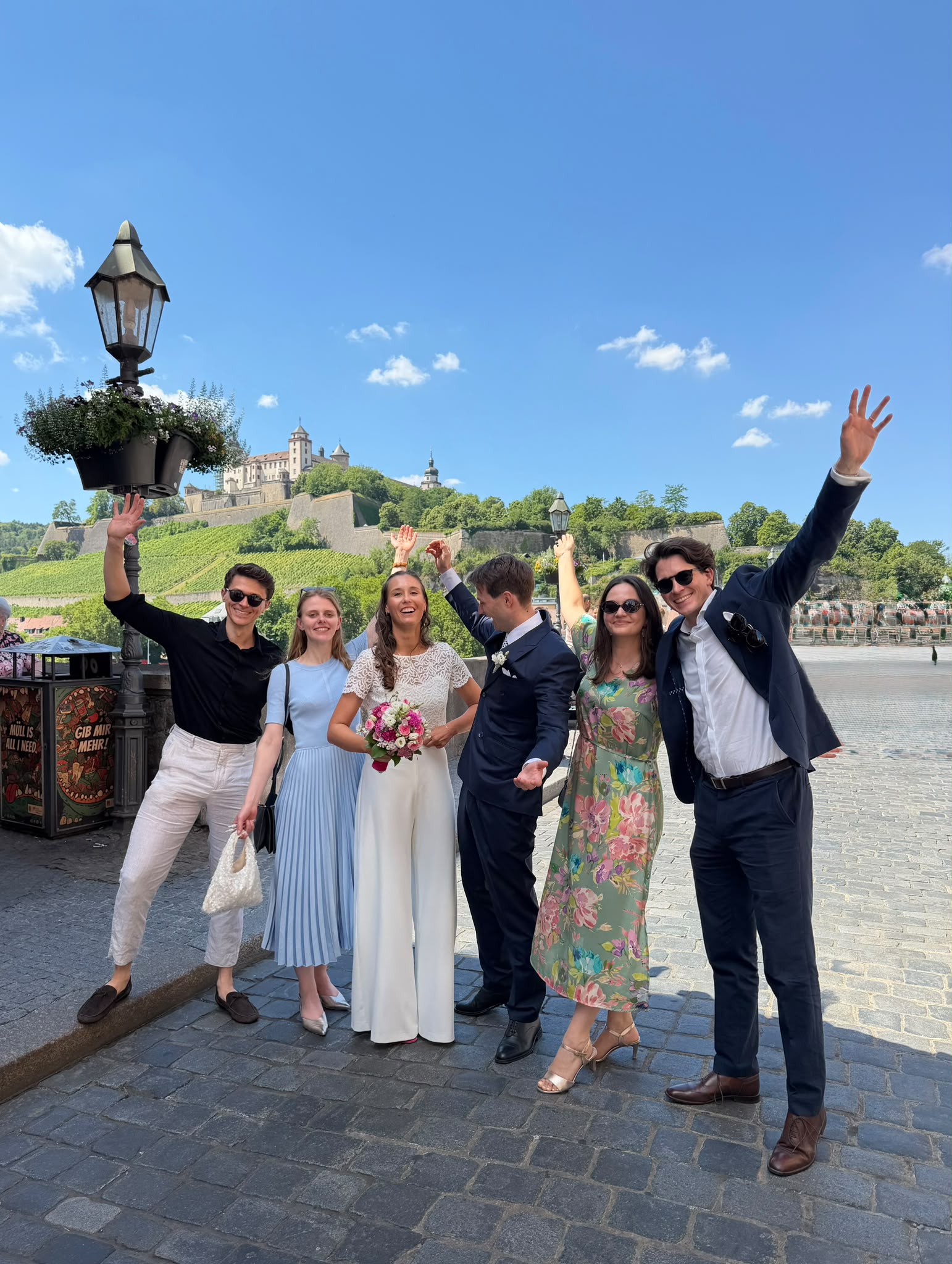 Foto von uns vier – Eva, Josh, Lisa und Max – mit dem Brautpaar in Würzburg